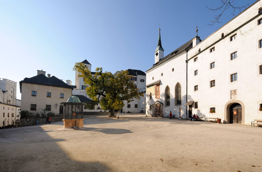 Innenhof der Festung Hohensalzburg mit historischen Steinmauern und Türmen.