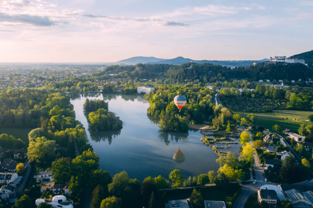 Leopoldskroner Weiher mit dem Schloss Leopoldskron in Salzburg.