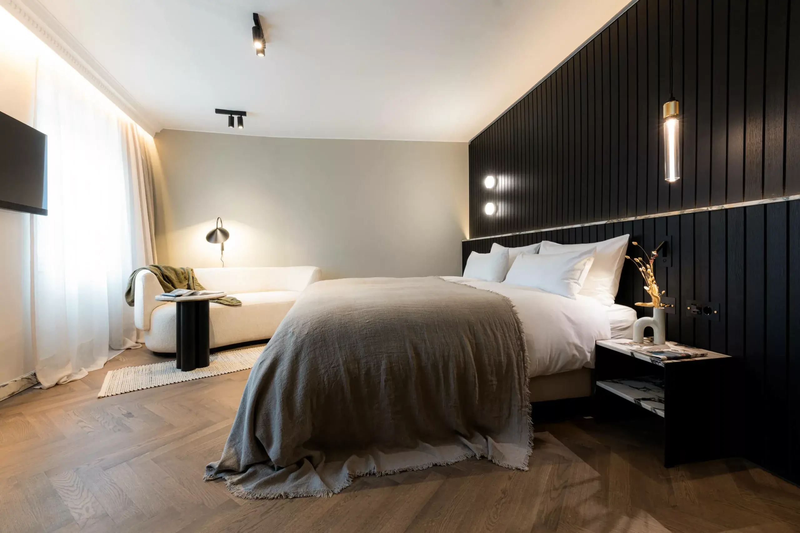Luxury and comfort room: King bed, sofa, and modern decor