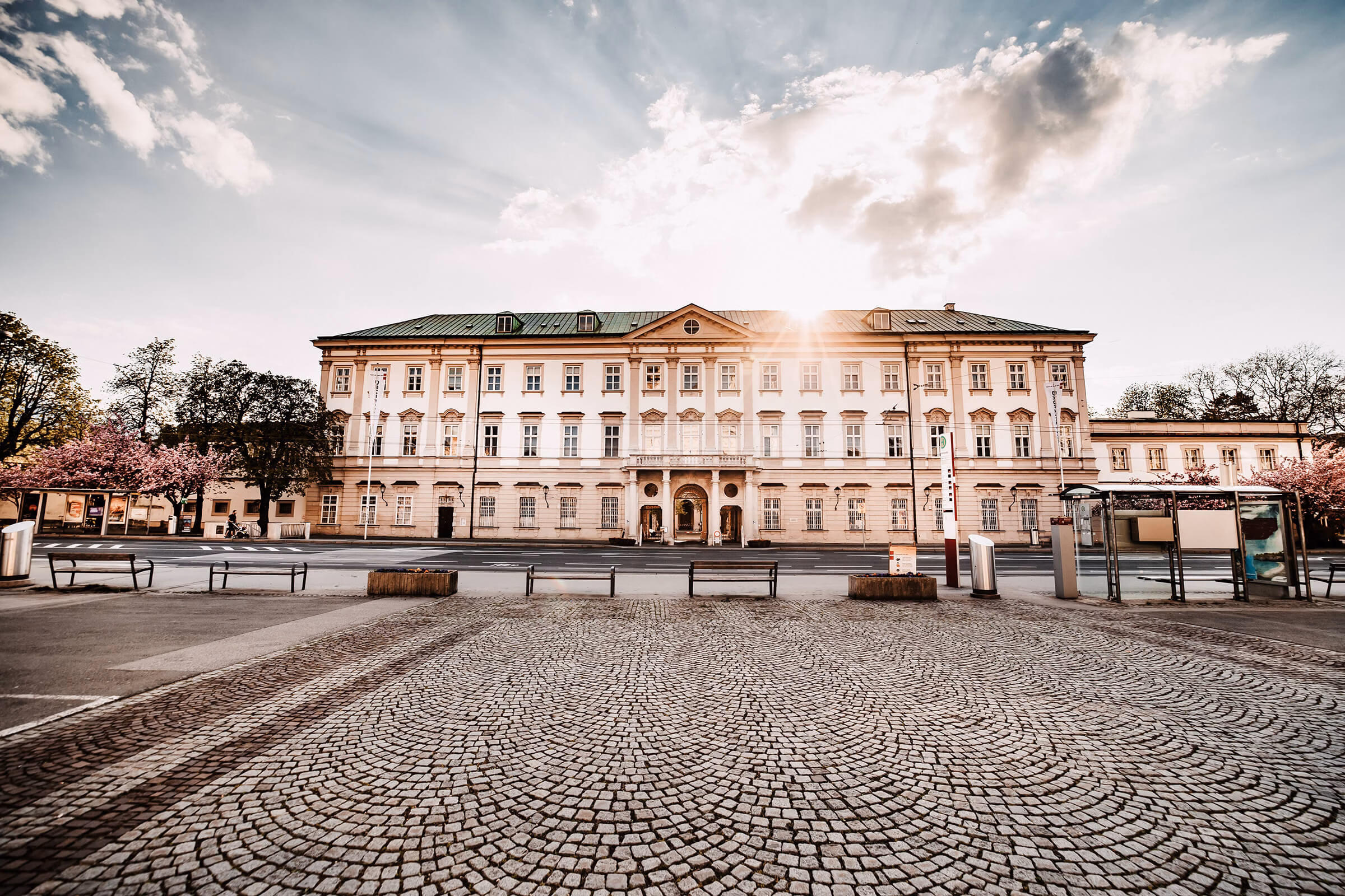 Vorderansicht von Schloss Mirabell in Salzburg mit seiner klassischen Fassade und den Gärten.