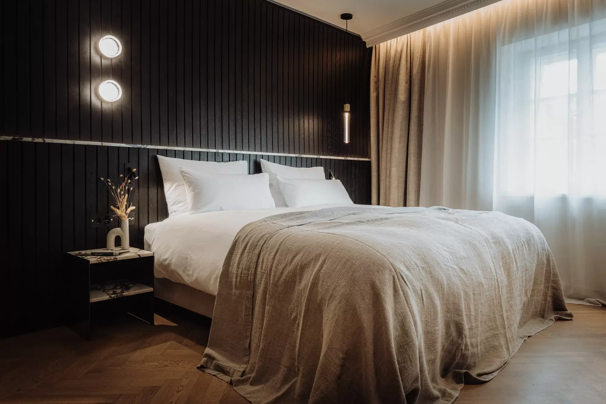 Experience ultimate comfort in a luxurious kingsize bed in the family room at Gentle Hide, perfect for a restful and rejuvenating stay in a serene and inviting atmosphere.