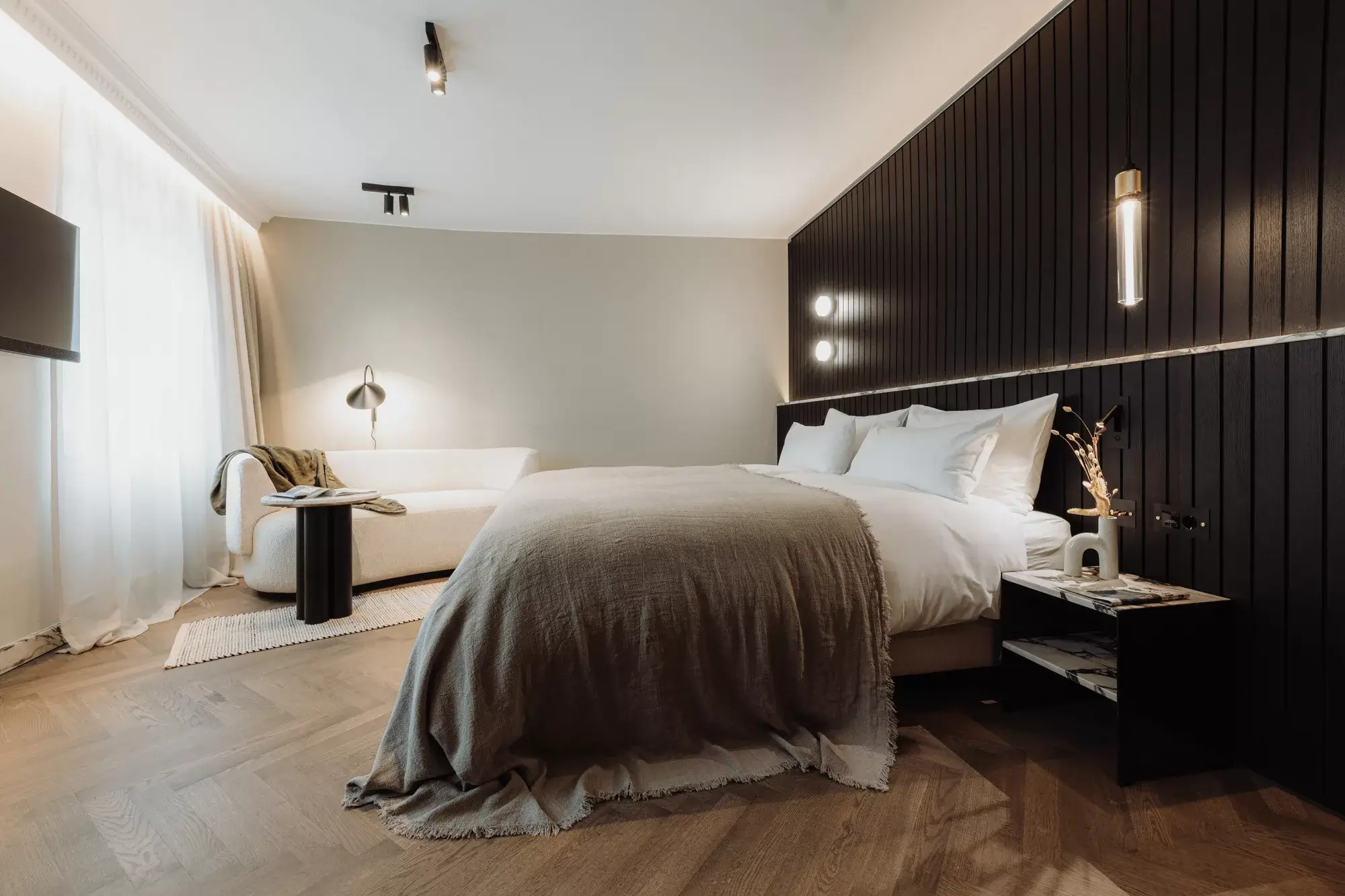 Experience ultimate comfort in a luxurious kingsize bed in the gentle room at Gentle Hide, perfect for a restful and rejuvenating stay in a serene and inviting atmosphere.