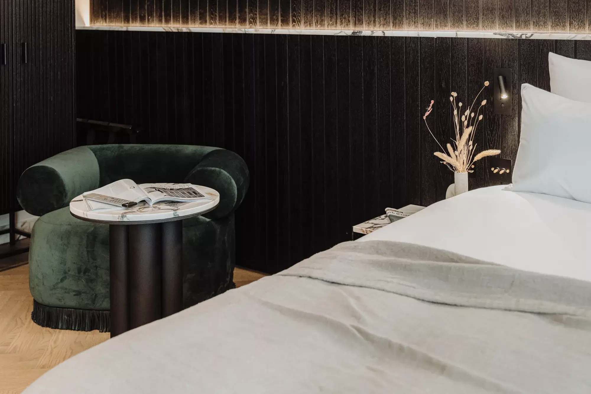 Experience the refined decoration details at Gentle Hide, blending elegance and tranquility to create a luxurious and inviting atmosphere.