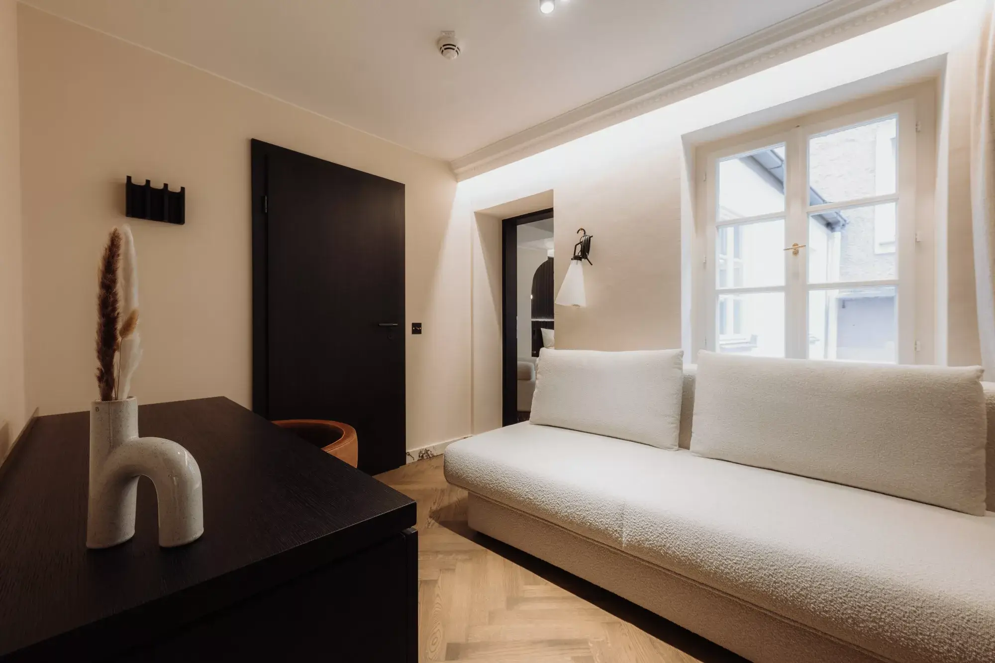 Relax in the lounge of the Gentle Hide Suite, surrounded by luxury and comfort for a tranquil and rejuvenating stay.