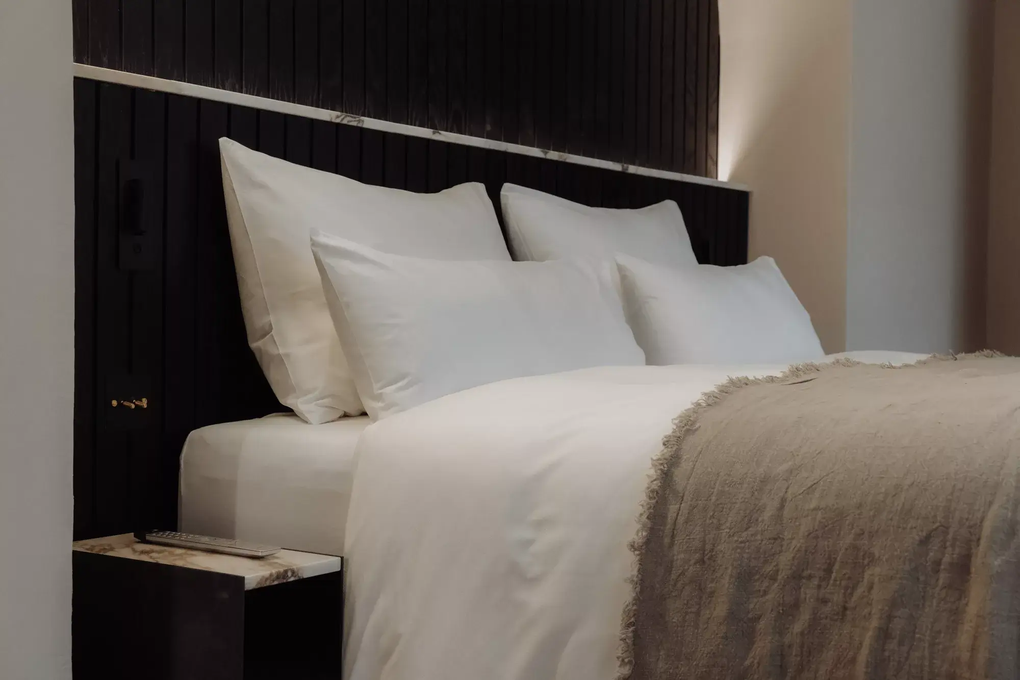Experience the luxurious bed linens at the Gentle Hide Suite, ensuring comfort and elegance for a restful and indulgent stay.