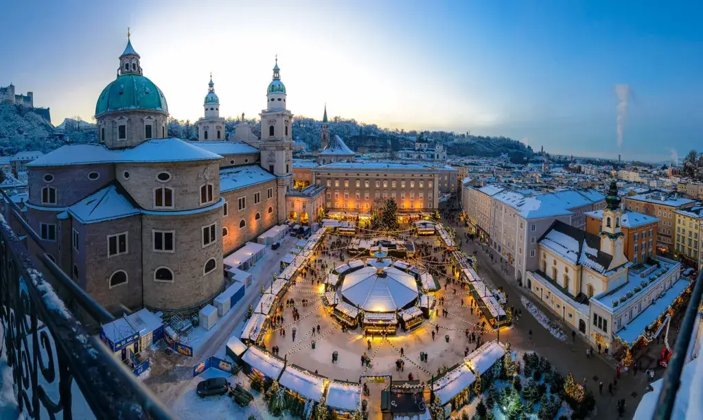 Wintery scenery of the salzburger Christkindlmarkt in the city center.