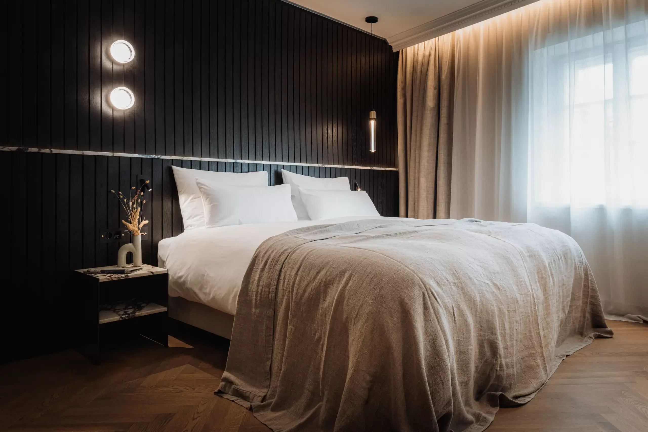 A view of the cozy king-size bed in one of the Gentle Hide rooms, featuring plush bedding, soft lighting, and a warm ambiance.